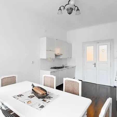 Comfort Central Apartment, 4bdrm, 2bthrm Apartment