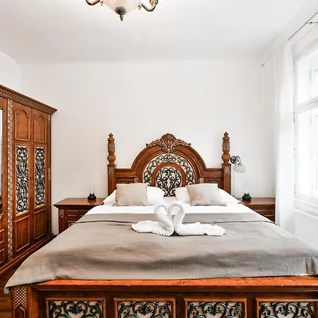 Apartment Comfort Central Apartment, 4bdrm, 2bthrm Prag